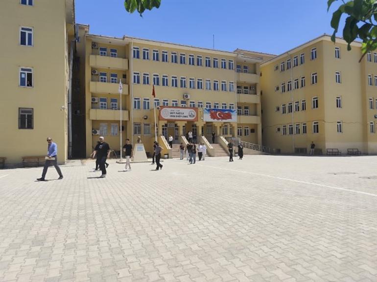 Yanlışlığı sınav sırasında fark etti, dünyası başına yıkıldı 1 yıllık emeği heba oldu... Görevliler hakkında dava açtı