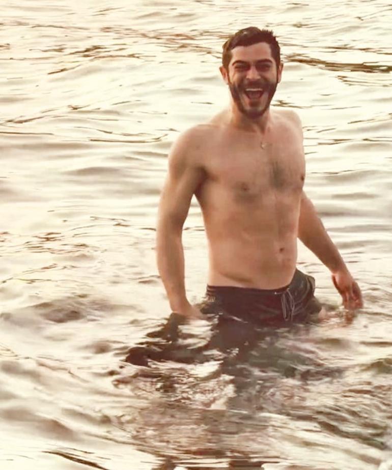 Ünlü oyuncu tatilde... Şezlong sohbeti