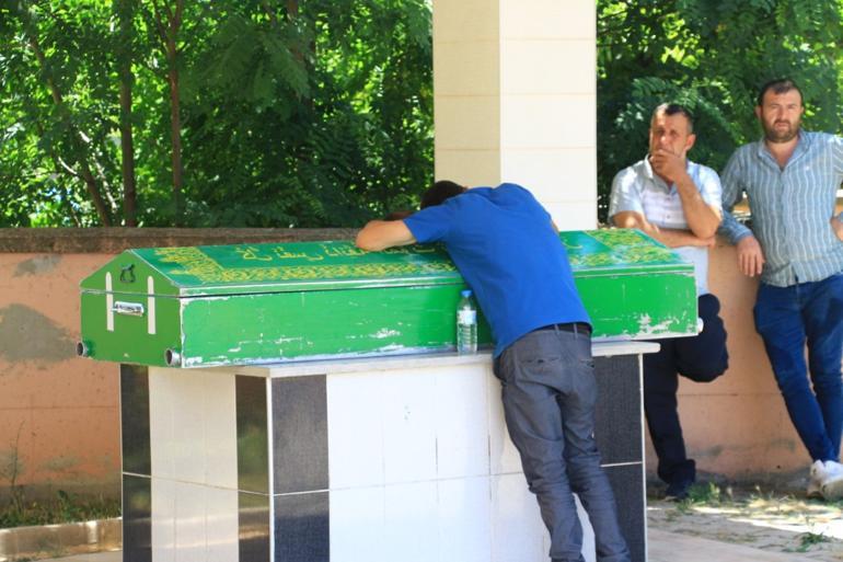  3 yaşındaki oğlunun tabutuna sarılıp gözyaşlarına boğuldu