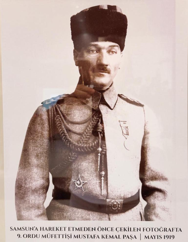 Kültür Yolu’ndan bir tarih çıktı… Samsun’da yapılacaklar listesi Kültür Yolu Festivali kapsamında düzenlenen ‘Atatürk’ün Samsun’u Sergisi’nden önemli belge ve fotoğraflar ortaya çıktı. Atatürk’ün Nutuk’ta atıf yaptığı orijinal eklerden Samsun’a gelmeden ön-ce hazırladığı yapılacaklar listesi ve Sevr haritasına kadar çok sayıda önemli belge ziyaretçilerle buluştu... KÜLTÜR ve Turizm Bakanlığı Kütüphaneler ve Yayımlar Genel Müdürlüğü, Samsun Kültür Yolu Fes-tivali kapsamında “Atatürk’ün Samsun’u” adlı bir sergi açtı. Sergide, Gazi Mustafa Kemal Ata-türk’ün 1919, 1924, 1928 ve 1930 tarihlerinde Samsun’a yaptığı seyahatlerin fotoğrafları ve belge-leri derlendi. 29 Haziran’a kadar Samsun Müzesi Halk Kütüphanesi’nde ziyarete açık olan sergide, Milli Mücadele Dönemi’nde önemli yer edinen orijinal eserlere yer verildi. Sergiye bilimsel danış-manlık yapan Ondokuz Mayıs Üniversitesi’nden Öğr. Gör. Dr. Ercan Yalçın, belgelerin ve fotoğ-rafların orijinallerinin ilk kez sergilendiğini belirterek Hürriyet’e şöyle anlattı: TALİMATLAR VE GÖREVLER “30 Nisan’da Mustafa Kemal Paşa’nın Samsun’a müfettiş olarak görevlendirilmesi talimatlandı. Ardından da Samsun’a geldiğinde yapacaklarına ilişkin bir talimat ortaya çıktı. - Bölgedeki huzur ve güvenliğin sağlanması - Başıboş olarak bulunan silah ve cephanelerin toplanması - Usulsüz olarak gerçekleştirilen asker alımlarının sonlandırılması - Şûraların kapatılması gibi görevler... - İkinci bölümünde geldiğinde yetki ve sorumlulukları neler olacağı var. - Görev bölgesi ne olacak - Sivas’tan Erzurum’a, Van’a kadar birçok bölgeyi içeren ve yalnızca askeri değil, ayrıca mülki ola-rak görevleri olacaktır. O yüzden önemlidir. VAHDETTİN’İN KROKİSİ Marmara Gazetesi, Mustafa Kemal Paşa’yla birlikte Samsun’a çıkan karargâh heyetini işliyor. Ga-zetenin alt tarafında bir kroki görünüyor. Bu krokiyi doğrudan Mustafa Kemal çiziyor. Kroki, ABD’nin Ankara Büyükelçisi Sherill’in Sultan Vahdettin’e veda ettiği günkü görüşmesini ifade edi-yor. Mustafa Kemal Paşa bu krokiyi Sherill’e hediye etmiştir.” SAMSUN’A GELMEDEN ÖNCEKİ SON FOTOĞRAFI “Mustafa Kemal Paşa’nın 9’uncu Ordu Müfettişliği görevine atanmadan evvel 17 Nisan 1919’da çektirdiği, Samsun’a gelmeden önceki son fotoğrafı. ‘Kardeşim Rauf Bey’e diye yazıyor.” NUTUK’UN CEBİNDEN ÇIKAN SEVR HARİTASI “Nutuk’un bir de ekler kısmı vardır. ‘Vesikalar’ kısmı deriz biz ona. Burada da Gazi Paşa, Nutuk’ta ne anlattıysa... Örneğin bir olay anlatıyor. ‘Bakınız vesika 23’ der ve burada atıf yapar. Bu da Nu-tuk’un en arkasında bir cep kısmı vardır. Orada yedi tane harita vardır. Sevr haritası da aslında burada yer alan haritadır. Yani 1918’den sonra ve 10 Ağustos 1920’ye giden süreçte Anadolu nasıl parçalanacaktı” TEBEŞİRİ ELİNE ALIP HATAY’I ÇİZDİ “26 Kasım 1930 ve Sam sun’da bir ortaokulda tarih, coğrafya ve felsefe derslerini iştirak ediyor Gazi Paşa. Bu rada çocuklara Türk dünya sının haritasını çizdiriyor. Daha sonra tarih dersinden coğrafya dersine geçildiğinde bir çocuktan Türkiye harita sını çizmesini istiyor. Çocuk Türkiye haritasını çiziyor. ‘Bir yeri unutmadın mı evlat’ diyor. ‘Nedir Paşam’ diyor. Tebeşiri kendi eline alıyor ve tahtaya devamını çiziyor. ‘Bin yıllık Türk yurdu anayurttan ayrılamaz’ diyor ve Hatay’ı çi-ziyor. Dokuz yıl sonra Hatay Türk topraklarına katılıyor.