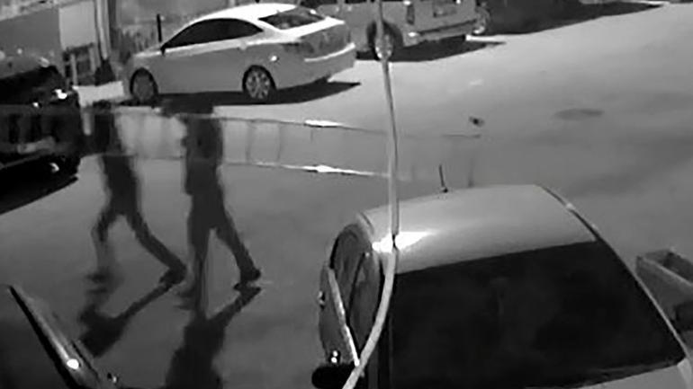 Müzisyenin evine seyyar merdivenle tırmandılar... Tamire bırakılan otomobille hırsızlığa gitmişler
