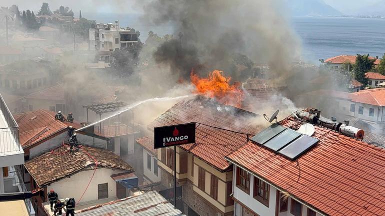 Antalya Kaleiçide yangın Biri otel, 3 iş yerini alevler sardı