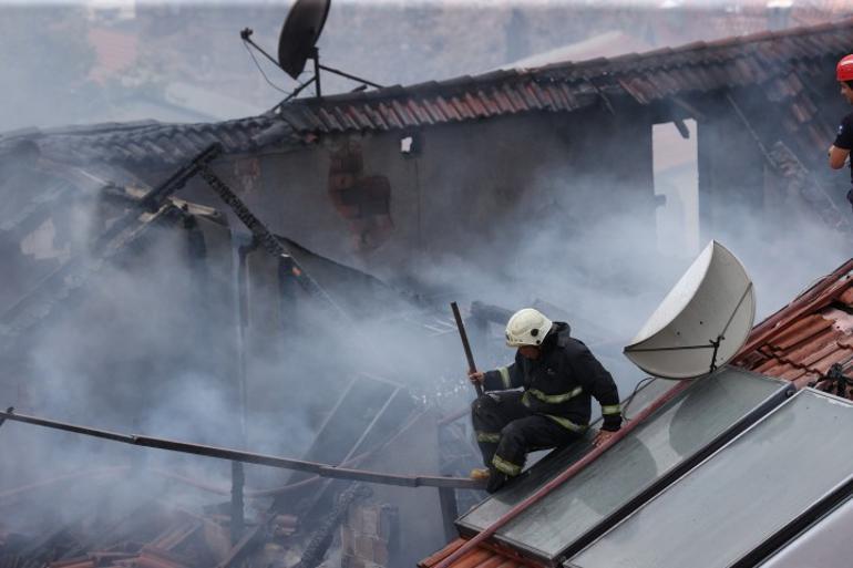 Antalya Kaleiçide yangın Biri otel, 3 iş yerini alevler sardı