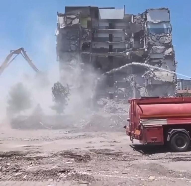 Kontrollü yıkım sırasında 8 katlı bina çöktü