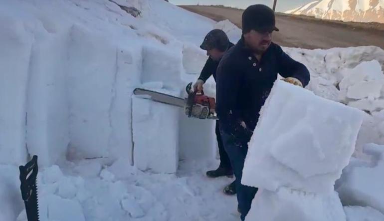 Dedesinden kaldı yıllardır sürdürüyor İki dağın arasında güneş görmeyen yerlerden alıyoruz