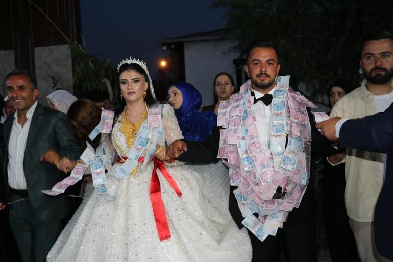 14 kişi saya saya bitiremedi Vandaki düğünde milyonlar havada uçtu