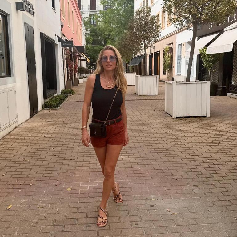 Kendi ayrı yerde, karısı tek başına tatilde... Ünlü çifte nazar değdi... Ne olur siz de ayrılıp bizi üzmeyin