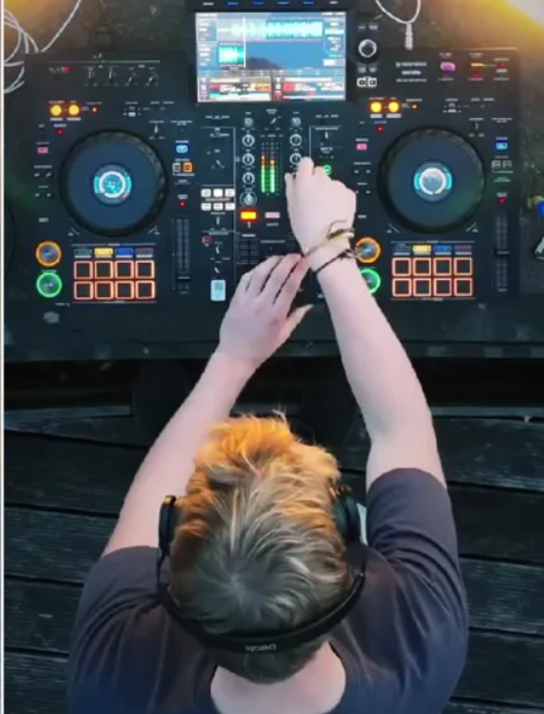 Prenslikten vazgeçti, gizlice DJ oldu