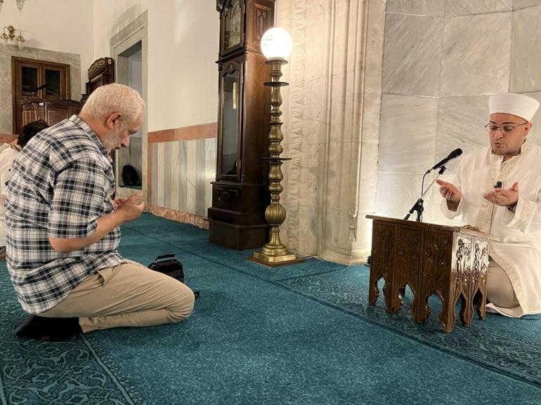Orman yangınlarının son bulması için vatandaşlar camide dua etti