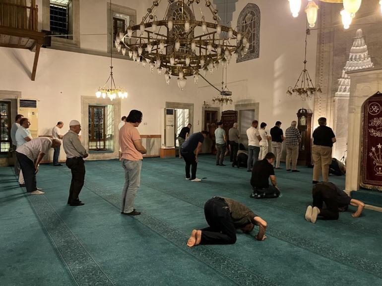 Orman yangınlarının son bulması için vatandaşlar camide dua etti
