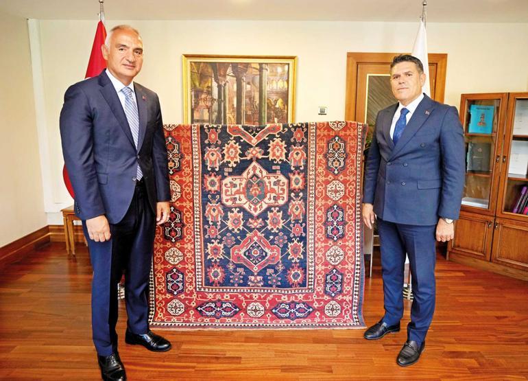 İtalyan sanatsever tarihi halıyı karşılıksız iade etti... Grazie signore