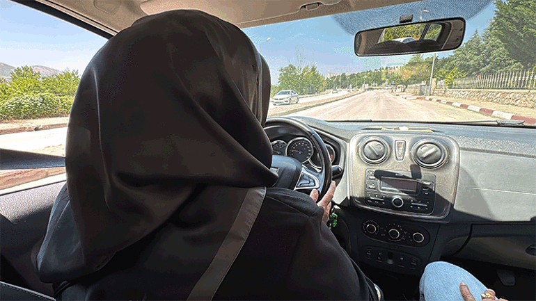 55 yaşındaki kadın 2 dosya yaktı pes etmedi... 12. sınavda ehliyetini aldı