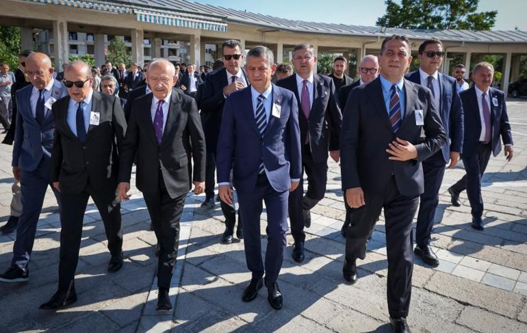 Özel ve Kılıçdaroğlu, Namık Tanın annesinin cenaze törenine katıldı