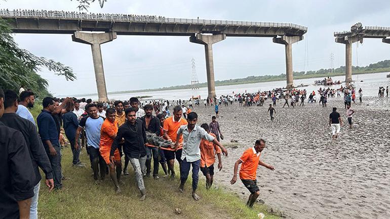 Hindistanda köprü çöktü: Araçlar nehre düştü