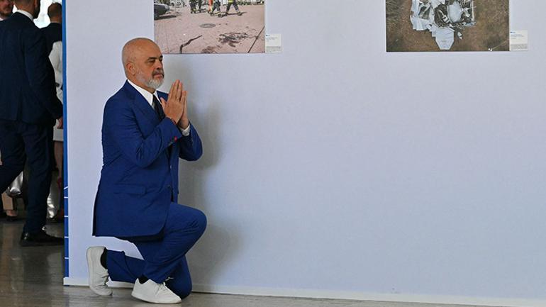Lideri shqiptar Edi Rama gjunjëzohet përsëri para Melonit