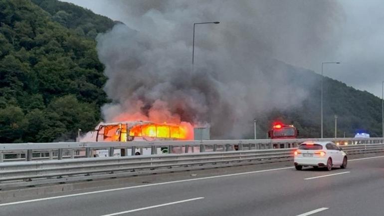 Seyir halindeki otobüs alev aldı 38 yolcuyu tahliye edildi