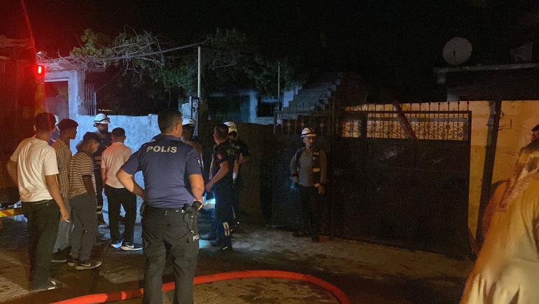 Adanada babasının evini yaktı, alevler bir eve daha sıçradı Mahallelinin saldırdığı şüpheliyi polis kurtardı