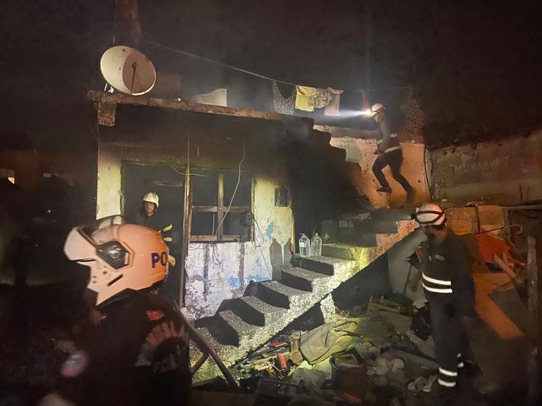 Adanada babasının evini yaktı, alevler bir eve daha sıçradı Mahallelinin saldırdığı şüpheliyi polis kurtardı