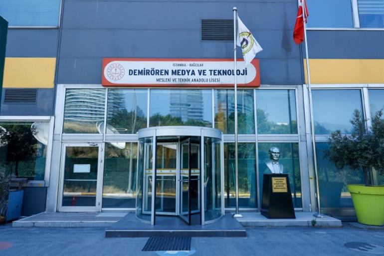 Türkiyede bir ilk olarak Demirören Medya ve Teknoloji Mesleki ve Teknik Anadolu Lisesinde açıldı | LGS’de yüzde 1’lik başarı dilimindeki öğrencilere burs