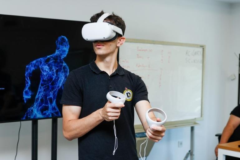 Türkiyede bir ilk olarak Demirören Medya ve Teknoloji Mesleki ve Teknik Anadolu Lisesinde açıldı | LGS’de yüzde 1’lik başarı dilimindeki öğrencilere burs