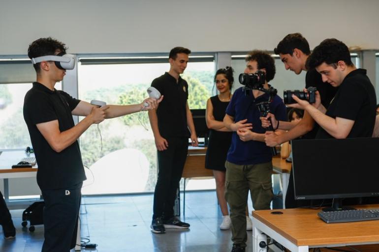 Türkiyede bir ilk olarak Demirören Medya ve Teknoloji Mesleki ve Teknik Anadolu Lisesinde açıldı | LGS’de yüzde 1’lik başarı dilimindeki öğrencilere burs