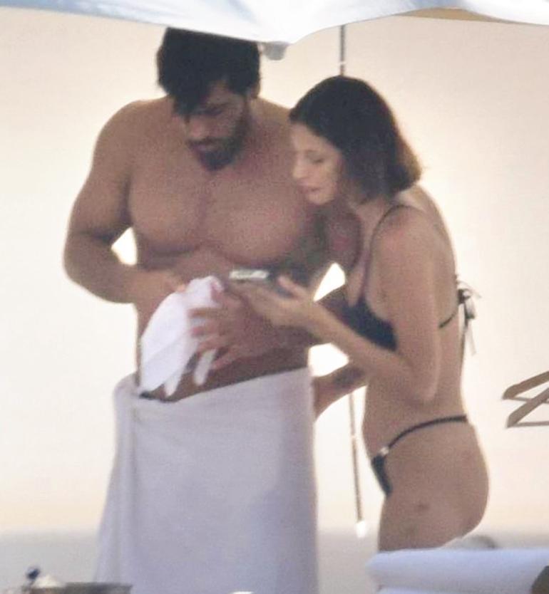 Can Yaman sevgilisini öpmeye doyamadı