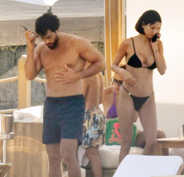 Can Yaman sevgilisini öpmeye doyamadı