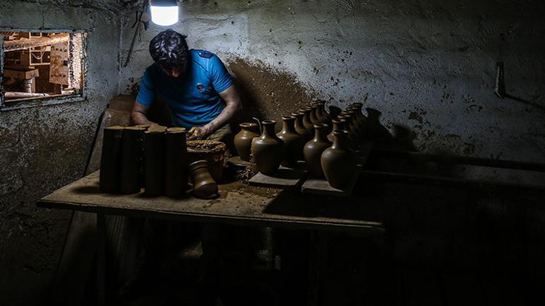Babasından öğrendiği mesleğe ömrünü adadı Çamurdan dolar çıktı
