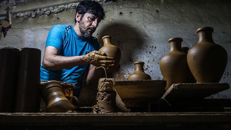 Babasından öğrendiği mesleğe ömrünü adadı Çamurdan dolar çıktı