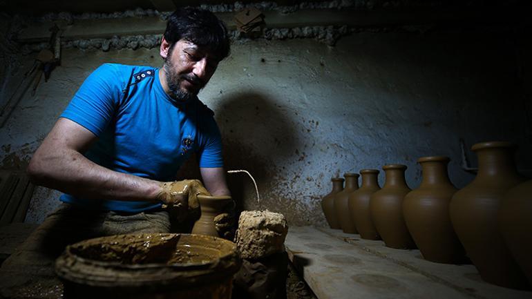 Babasından öğrendiği mesleğe ömrünü adadı Çamurdan dolar çıktı