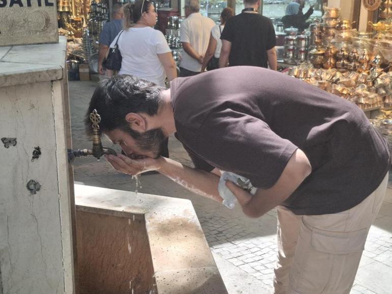 Hissedilen sıcaklık 50 dereceye çıktı Vatandaş çeşme başından ayrılamıyor