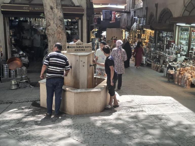 Hissedilen sıcaklık 50 dereceye çıktı Vatandaş çeşme başından ayrılamıyor