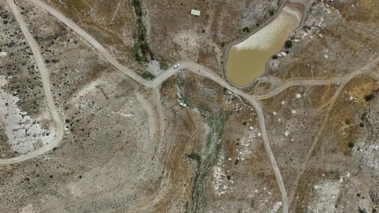 Sıcak havanın etkisiyle sular çekildi Kentte eski bir mahalle ortaya çıktı Mezarlarımız, evlerimiz görüldü