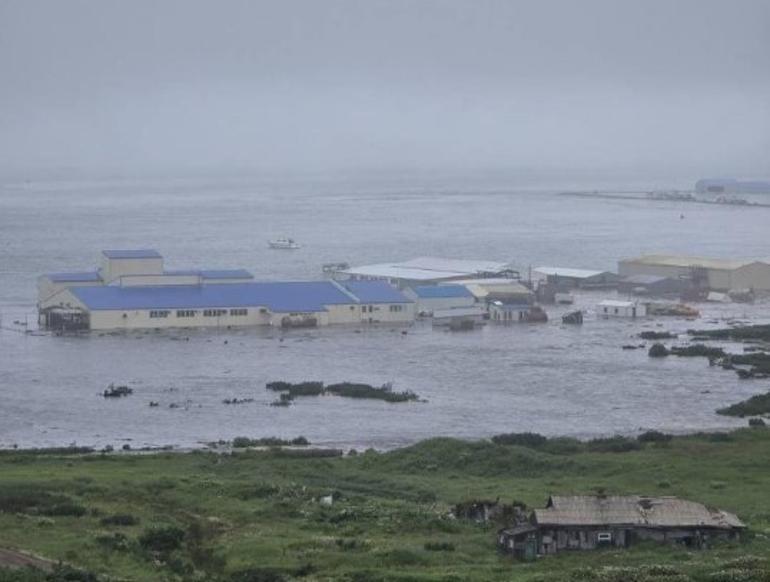 Tsunami Rusyadaki kasabayı sular altında bıraktı Dünya alarmda: Kıyılardan uzak durun