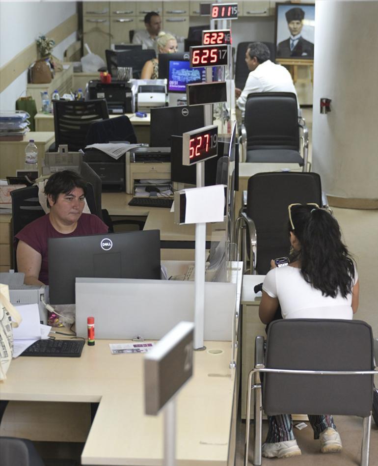 Vatandaşlar nüfus müdürlüklerine akın etti Eski tip sürücü belgelerinin yenilenmesi için verilen süre yarın sona eriyor