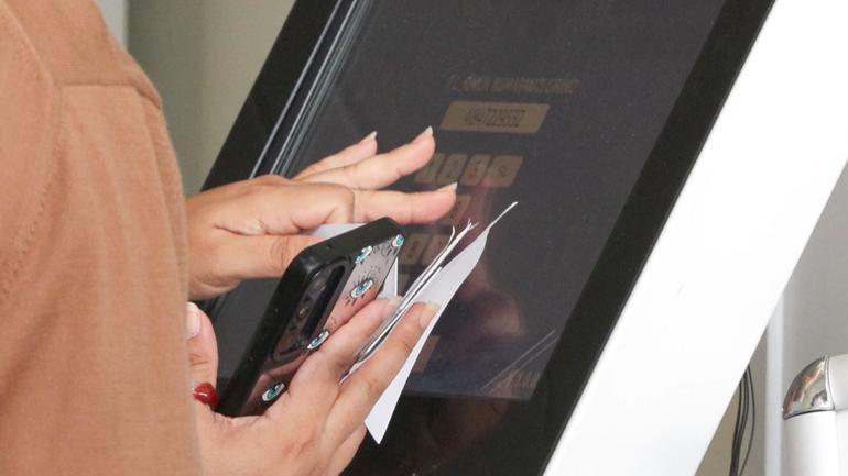 Eski tip ehliyetlerin yenilenmesinde süre doldu Artık 15 TL yerine 7 bin TL ödenecek