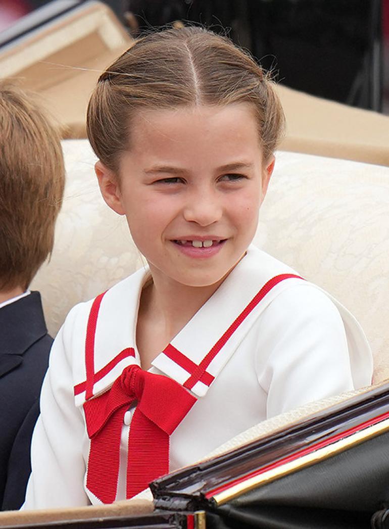 Şimdiye Kadar En Değerli Takısı: At Nalına Benzeyen Broş