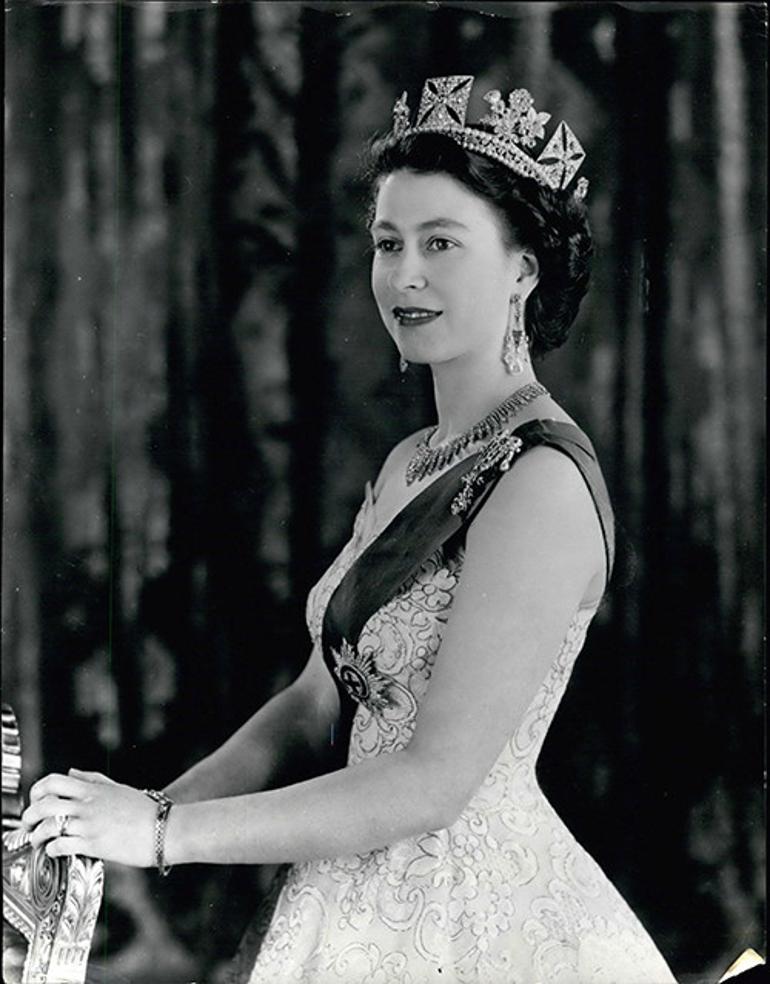 'Koskoca kraliyet ailesiyiz' demediler... Biricik kızlarına nazar değmesin diye önlem bile almışlar!