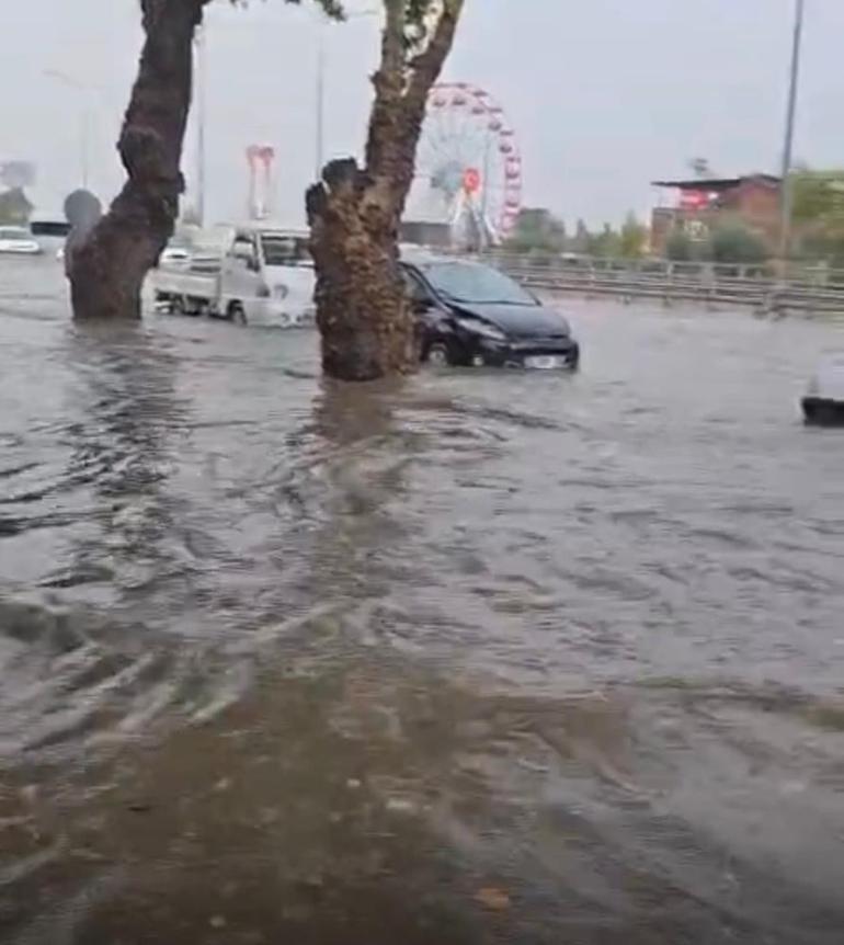 Sahanak yağuşta ontarca araç ve vatandaş mahsur kalü