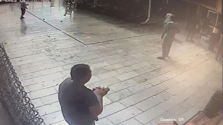 Hem serinledi hem eğlendiler... Engelli bireylerle bakıcıların su savaşı kamerada