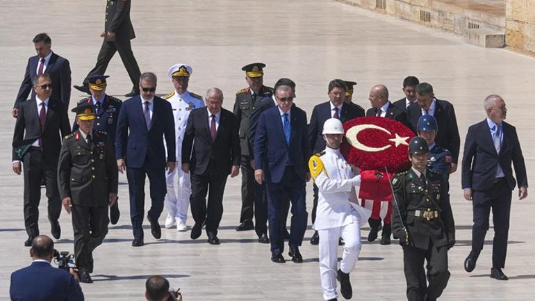 Cumhurbaşkanı Erdoğan, YAŞ üyeleriyle Anıtkabir’i ziyaret etti | Milletimizin istikbalini güvenceye alacak tarihi adımlar atıyoruz