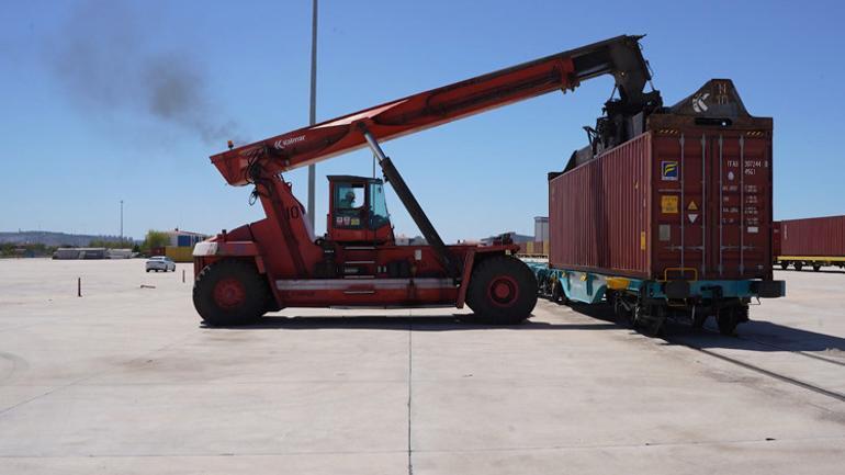 127 yeni nesil milli yük vagonu raylara indirildi