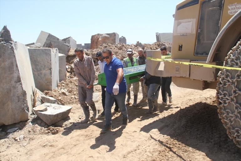 25 Günce Işe Daşlamşten ... Müchendisinin Feci Ölümü: uş Makininin Kepçesinden Üserin Düiştü