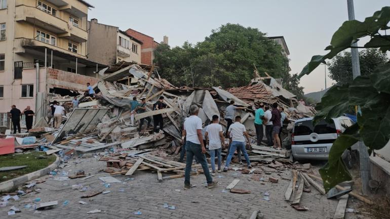 Son dakika haberi: Balıkesir'de 6.1'lik deprem sonrası bir bina yıkıldı -  Son Dakika Flaş Haberler