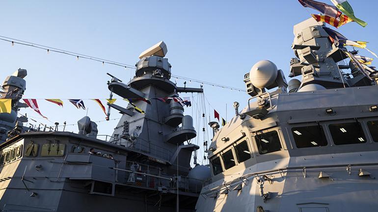 Türk donanmasında tarihi dönüşüm Omuz omuza gövde gösterisi