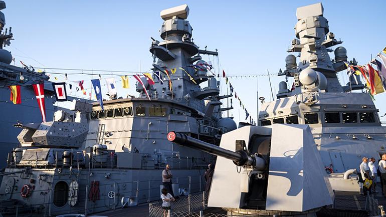 Türk donanmasında tarihi dönüşüm Omuz omuza gövde gösterisi