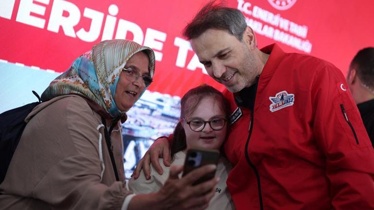 Bakan Bayraktar gençlerle buluştu Geleceğin enerjisi gençlerin elinde