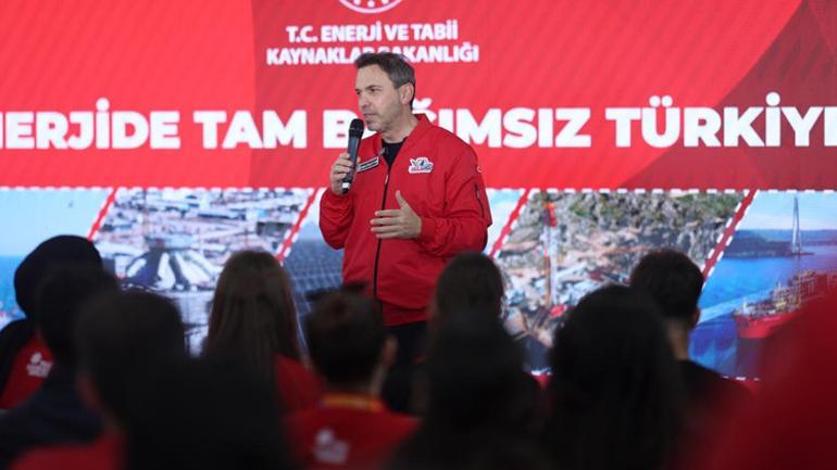 Bakan Bayraktar gençlerle buluştu Geleceğin enerjisi gençlerin elinde