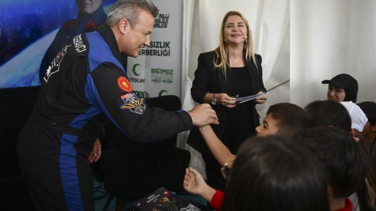 Astronot Gezeravcıdan gençlere uyarı: Hayallerinize engel olur