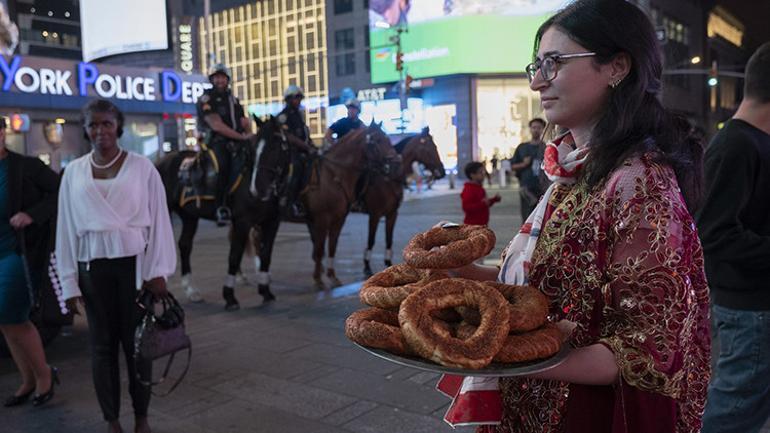 Türk simidi ve çayı, Times Meydanında
